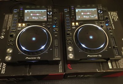 2x Pioneer CDJ-2000NXS2 + 1x DJM-900NXS2 DJ Mixer 