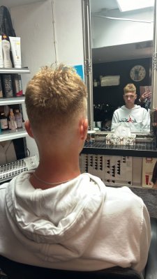Lõikus-10€, maniküür-15€, pediküür-20€